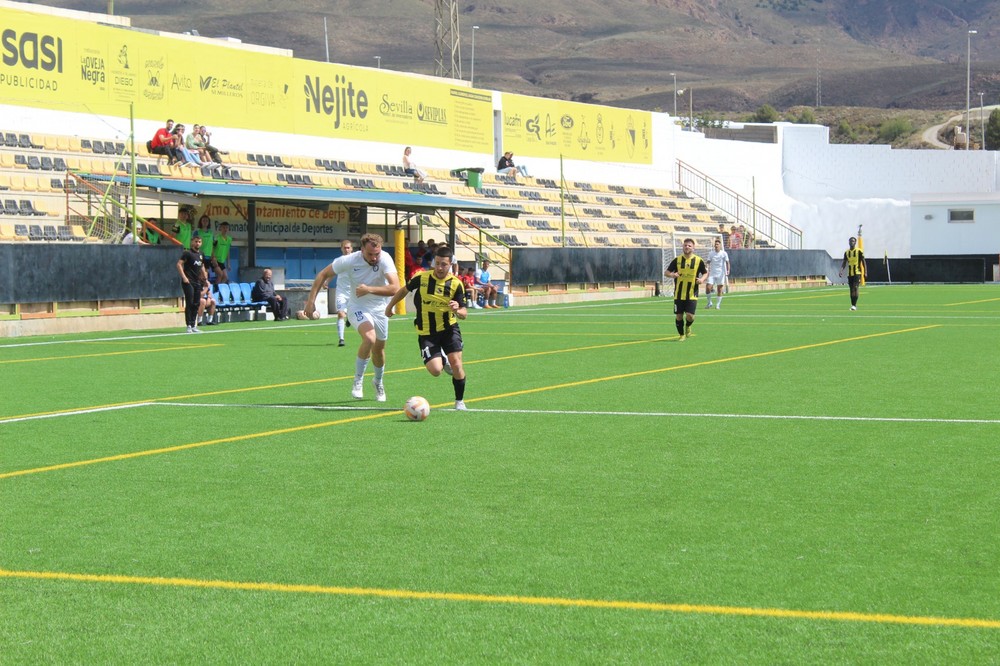 El Berja CF logra un punto contra el Almuñécar City