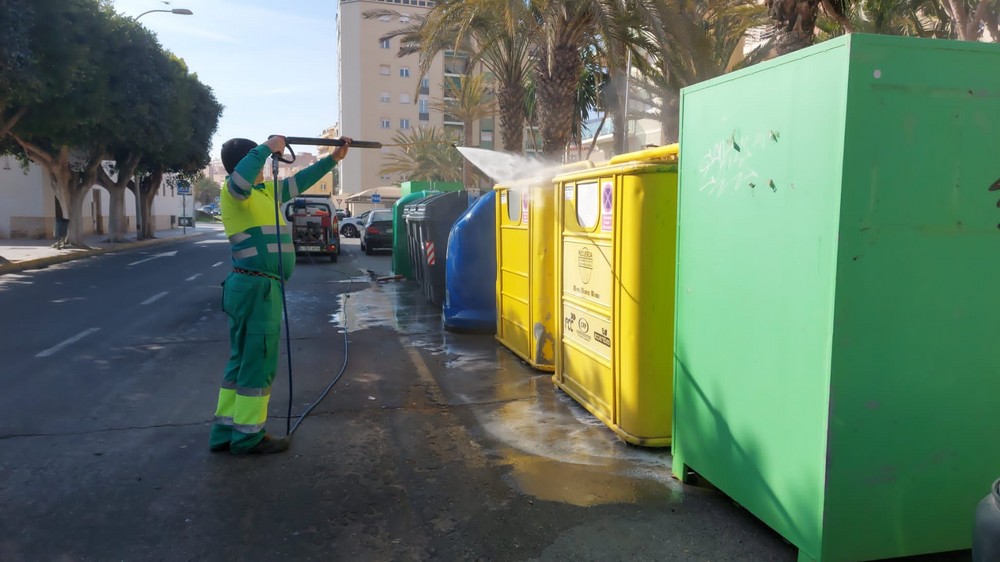 El Ayuntamiento realiza labores limpieza intensiva de los contenedores de Adra y sus barriadas
