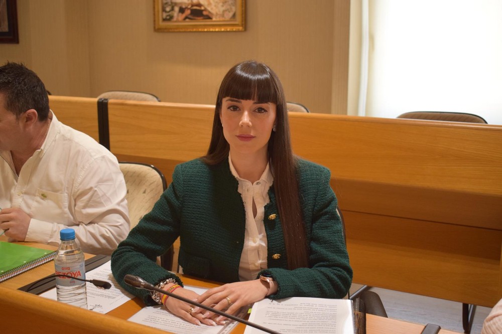  Beatriz Sánchez (VOX) asegura que  “es falso que el Ayuntamiento de El Ejido haya reducido 266 millones de euros de deuda”