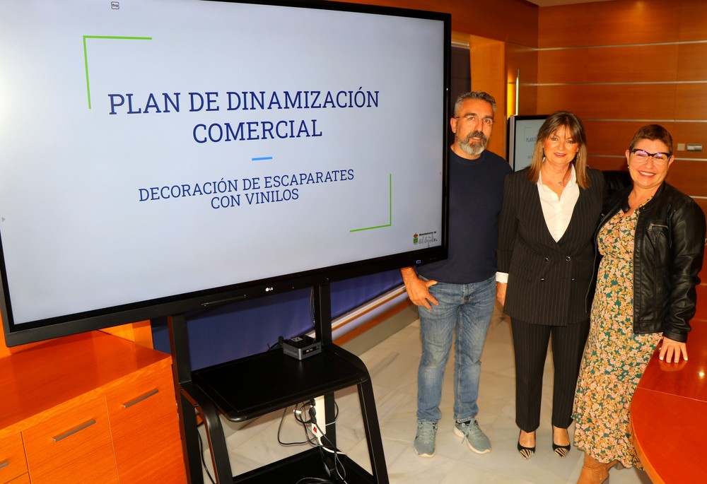 El Ejido decora los escaparates vacíos con imágenes representativas del municipio para impulsar el atractivo comercial
