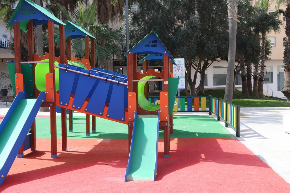Los vecinos de Almerimar ya disfrutan de la remodelación integral de la Plaza Carabela