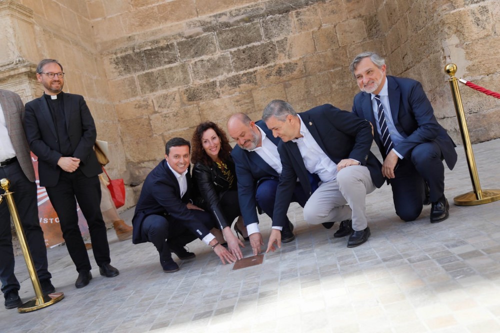 Almería inaugura la primera placa del Camino del Peregrino del Cristo de la Luz