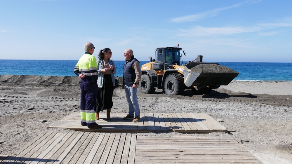 Comenzadas las labores de acondicionamiento de las playas de Adra de cara a la llegada del buen tiempo