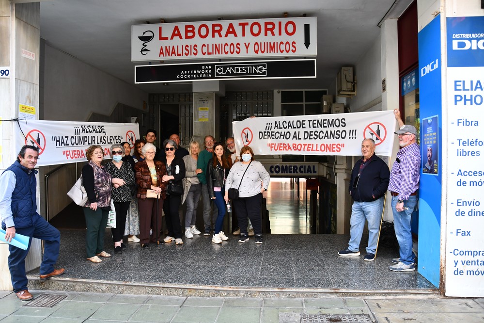 Vecinos de la Galería Comercial Lomaga protestan contra los excesos de los locales de ocio nocturno cercanos