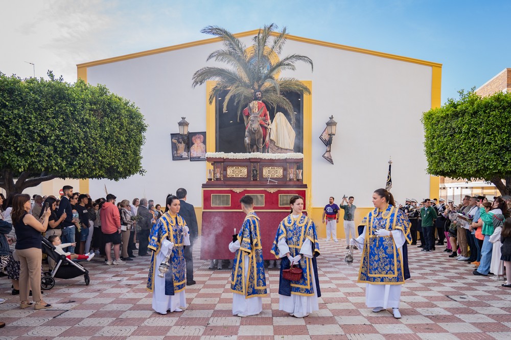 La salida de “La Borriquita” en Roquetas, El Parador, El Puerto y Las 200 Viviendas inicia la Semana Santa en el municipio