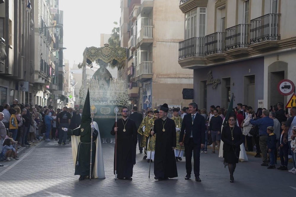 El Santísimo Cristo de la Humildad y María Santísima de la Esperanza y la Misericordia recorren las calles de Adra