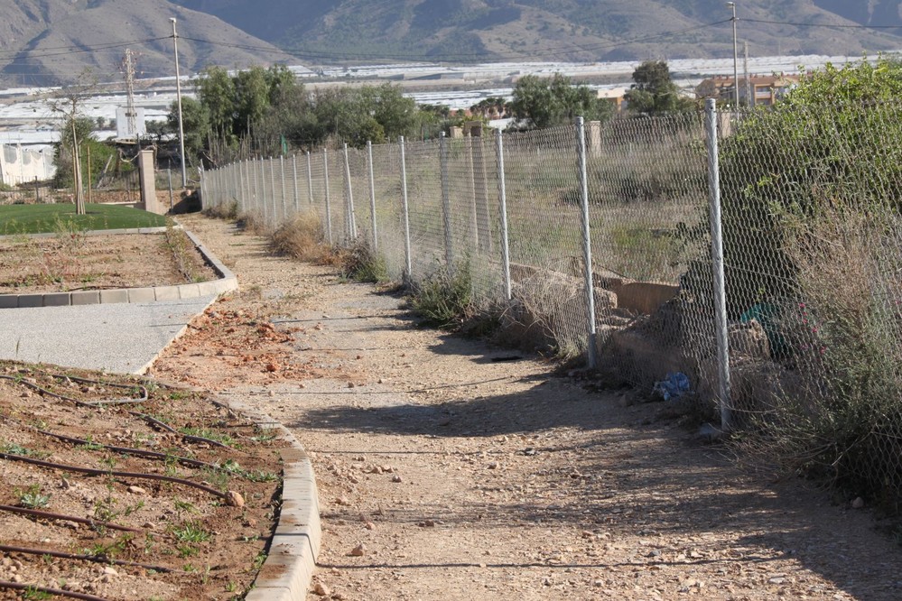 El PSOE de El Ejido critica las prisas del equipo de gobierno por inaugurar un parque que no está terminado