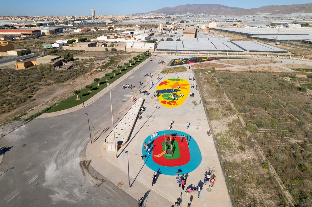 Santa María del Águila ya disfruta de su nuevo Parque Municipal de 25.000 m² con juegos infantiles, calistenia, zona biosaludable, petanca y gran espacio para el paseo