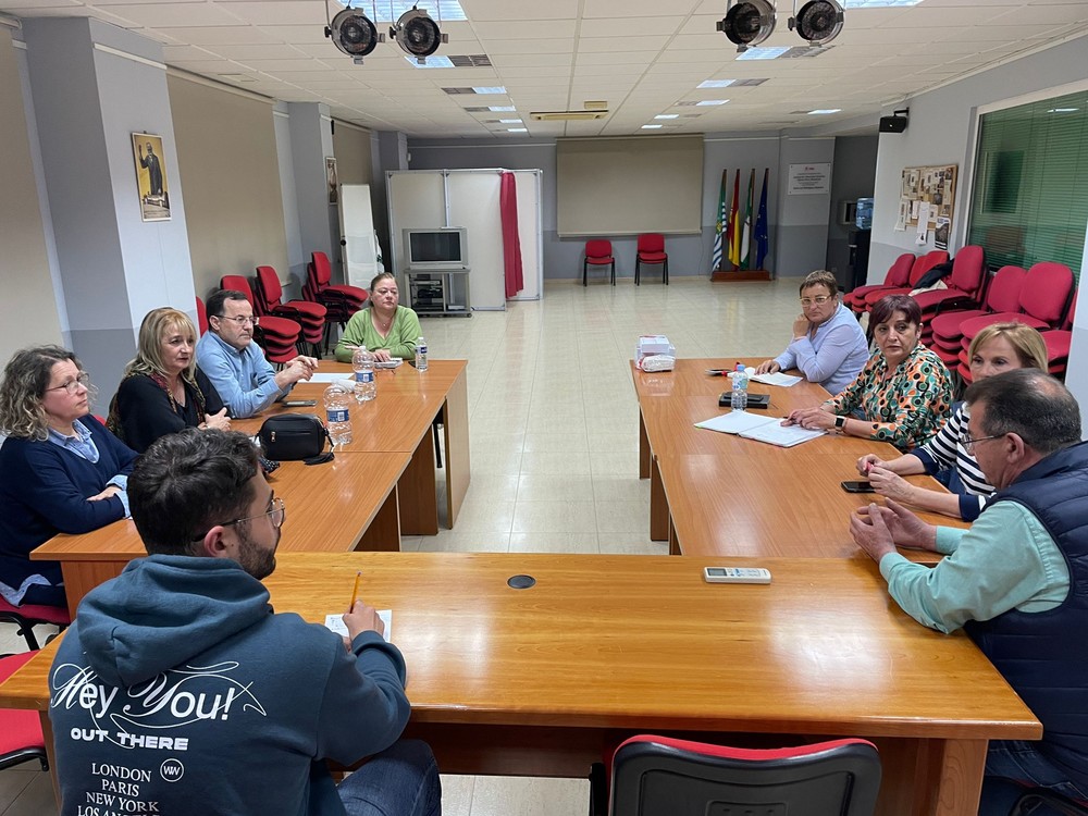 El PSOE propone a los trabajadores del manipulado buses lanzadera y medidas para la conciliación