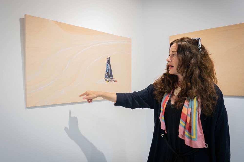 Myriam Vela Blanca muestra sus fotografías sobre el mar y los trabajos en acuarela sobre madera en Roquetas