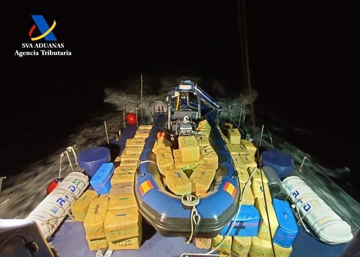 Incautan cuatro toneladas de hachís tras una persecución a una narcolancha en la costa de Adra