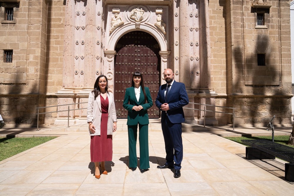 La candidata de VOX, Beatriz Sánchez, acude al Parlamento de Andalucía a mostrar su apoyo a los agricultores del municipio afectados por la ‘Balsa del Sapo’
