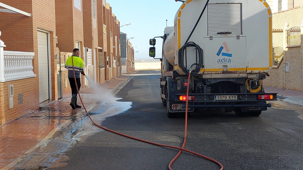 El Ayuntamiento de Adra continúa con las labores del Plan de Baldeo Intensivo por las calles de todo el municipio