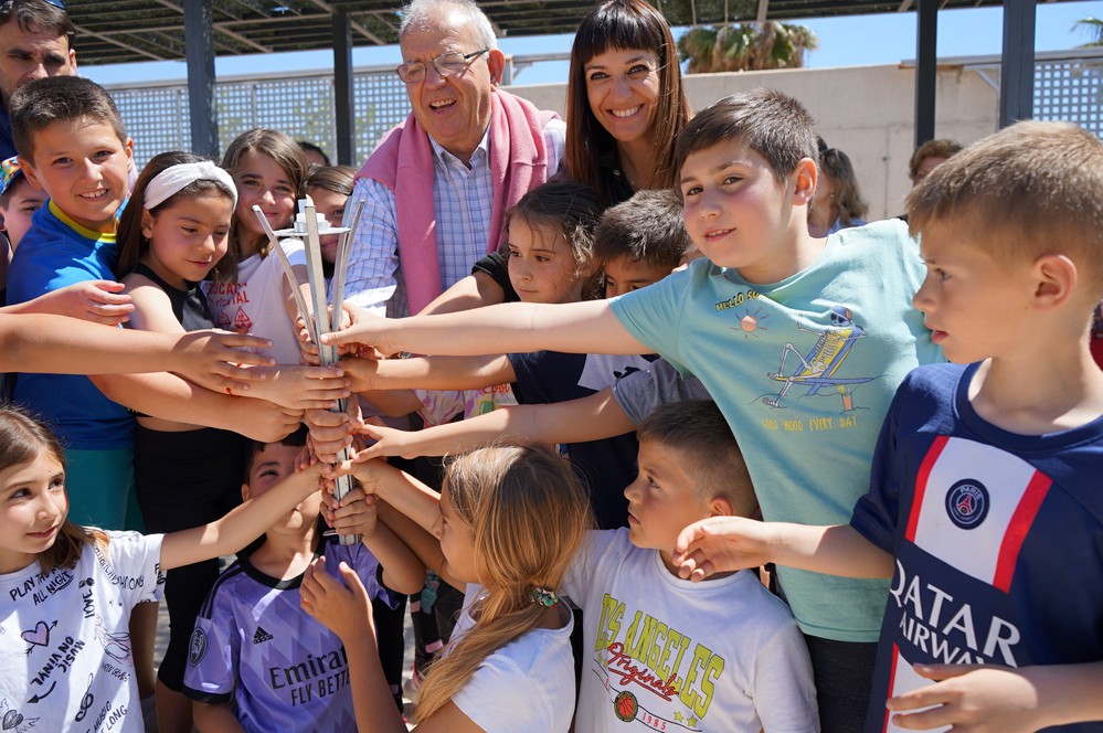 La llama de la XXIII Antorcha de las Letras comienza su recorrido por los colegios de Vícar con motivo del Día Internacional del Libro