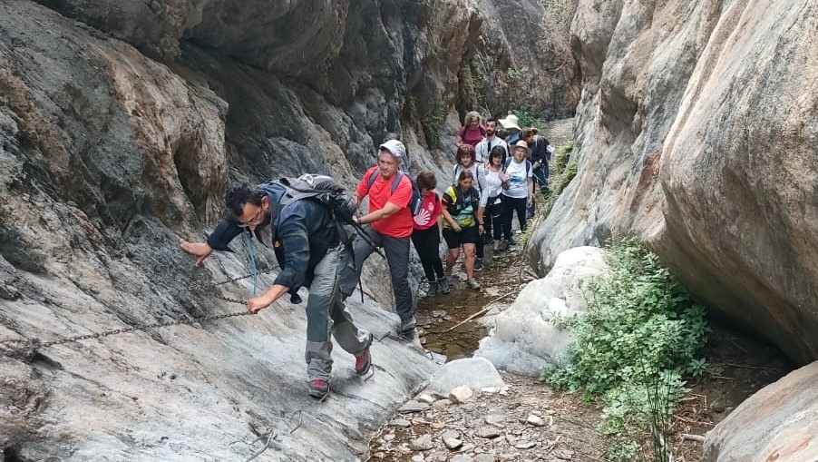 Abderitanos y abderitanas disfrutan de un sendero de las Estrechuras de Guainos de la mano de ‘Adra en la Senda’