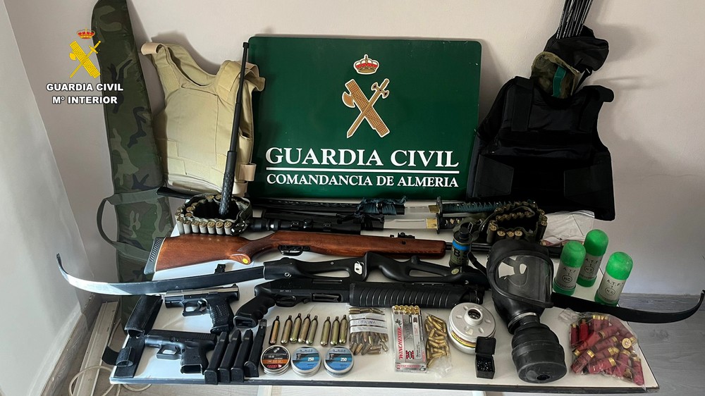 Incautan numeroso armamento y cocaína al hombre que se atrincheró en su piso de Aguadulce