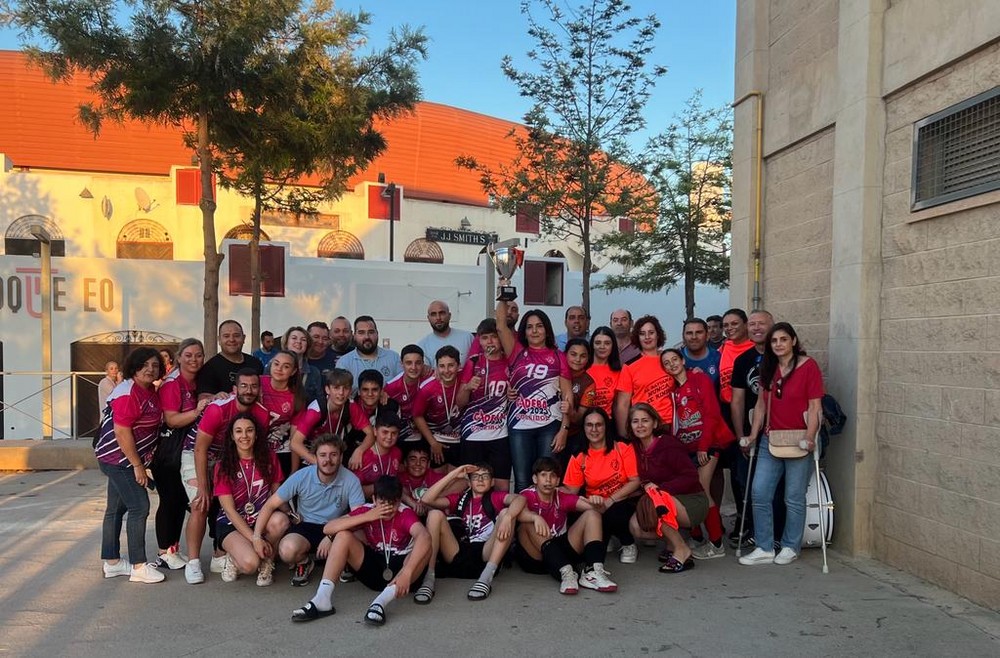 El Club Al-Bayana de Voleibol entrega al alcalde la copa tras proclamarse subcampeón andaluz en infantil masculino