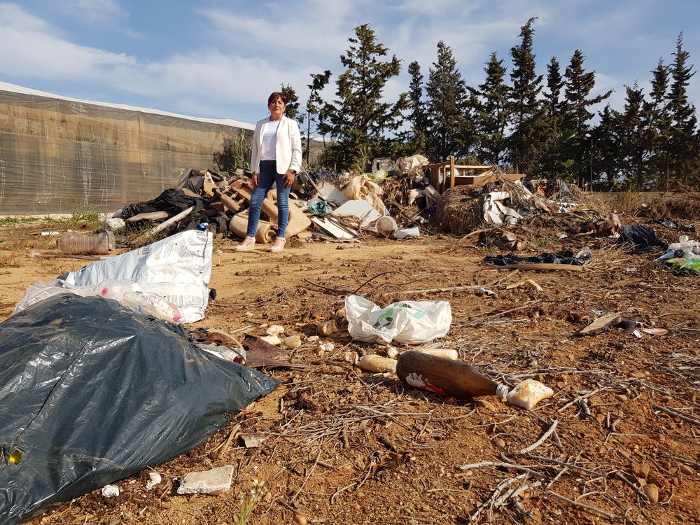 El PSOE denuncia la acumulación de basuras en un solar colindante con el CEIP San Agustín