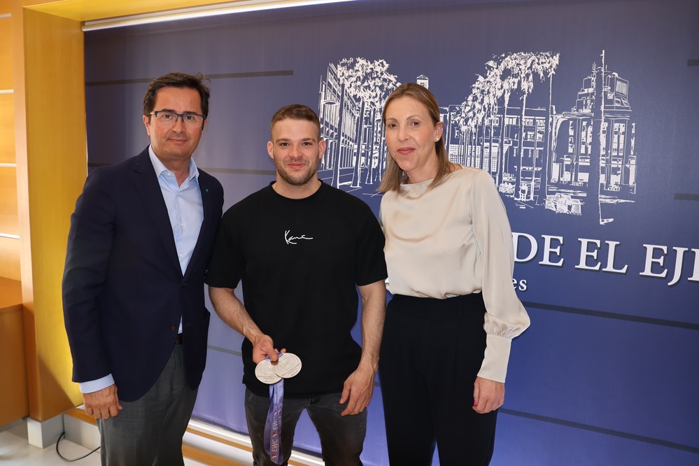 El alcalde felicita a los halteras ejidenses David y Manuel Sánchez tras sus logros en los campeonatos de Europa y de España de Universidades