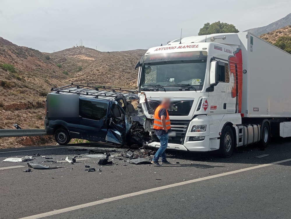 Un herido en una colisión frontal entre Dalías y Pampanico