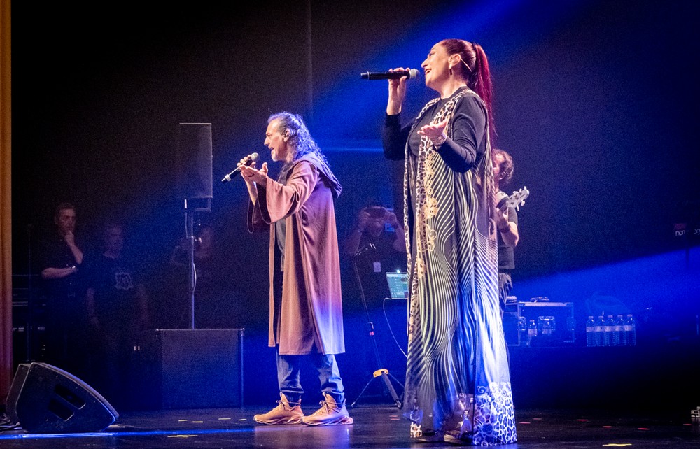 Camela ofrece casi dos horas de concierto con sus grandes temas en el Auditorio de Roquetas