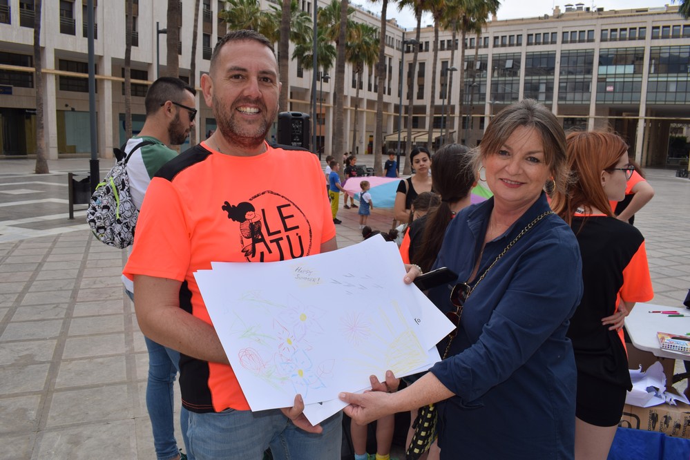  La campaña comercial de El Ejido por el Día de la Madre reúne a cientos de niños que hacen ‘un dibujo para mamá’