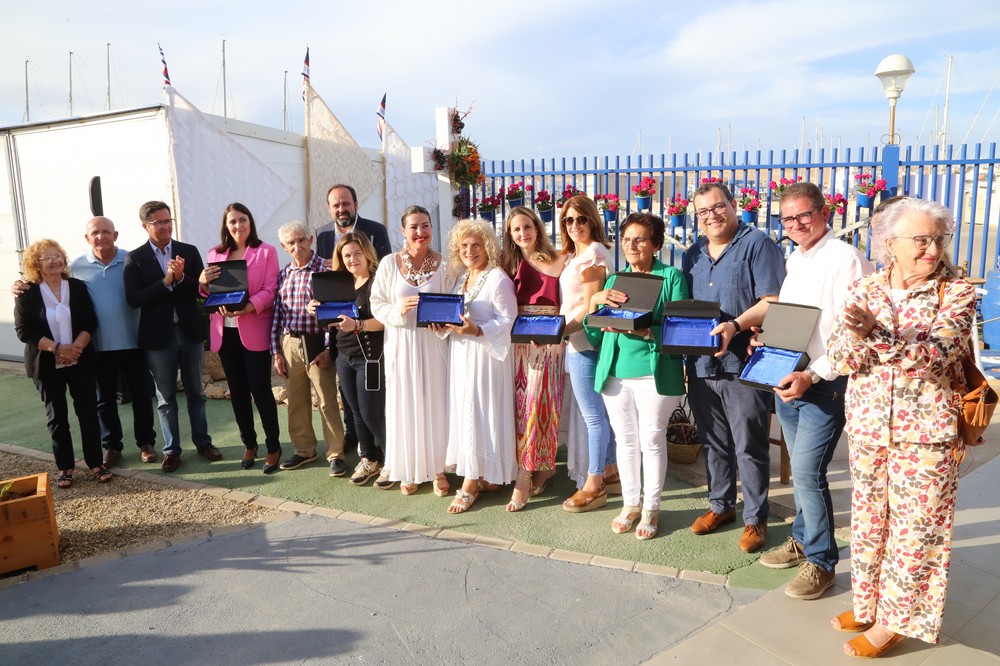 La cruz del Club Náutico de Almerimar se alza con el primer premio del Concurso de Cruces de Mayo de El Ejido 2023