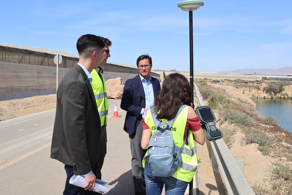 Avanzan las obras que permitirán la reapertura del camino de la depuradora de El Ejido mediante la estabilización del talud con un presupuesto de 1,2 millones de euros