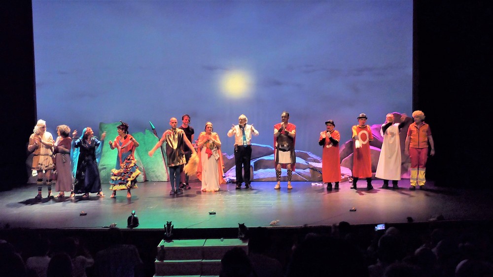 La Escuela Municipal de Teatro de Roquetas representa la obra 'Los Pelótidas' ante 800 personas en el Auditorio