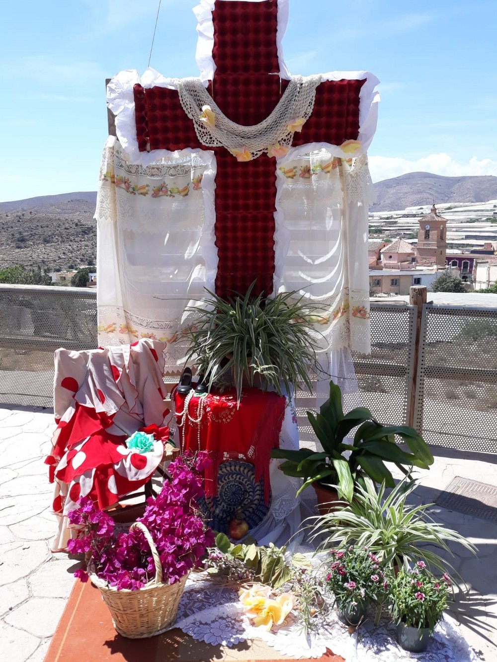 Celín celebra las Cruces de Mayo abriendo la programación de la primavera en Dalías