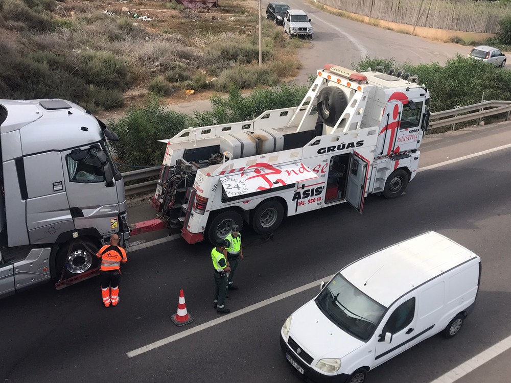Un trailer pierde el control en la A-7 y se adentra en el carril contrario