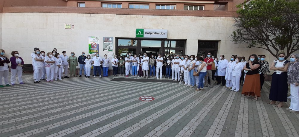 Profesionales del Hospital Universitario Poniente muestran su repulsa a la agresión a una profesional en la zona de Admisión