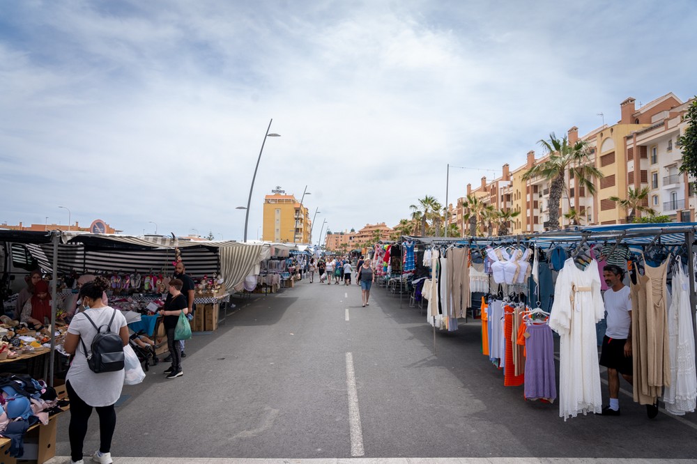El Ayuntamiento saca a concurso los 50 puestos vacantes del mercadillo de los jueves de Roquetas de Mar