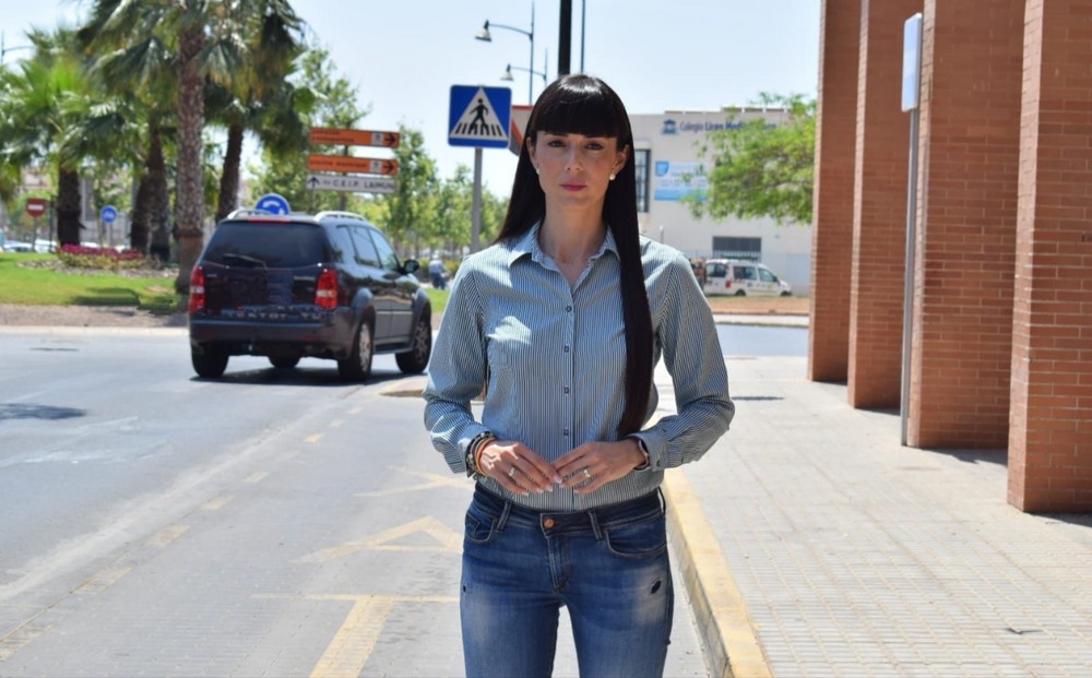 La candidata de Vox critica que no se haya instalado una pérgola en la parada de taxis, tras dos años de su aprobación