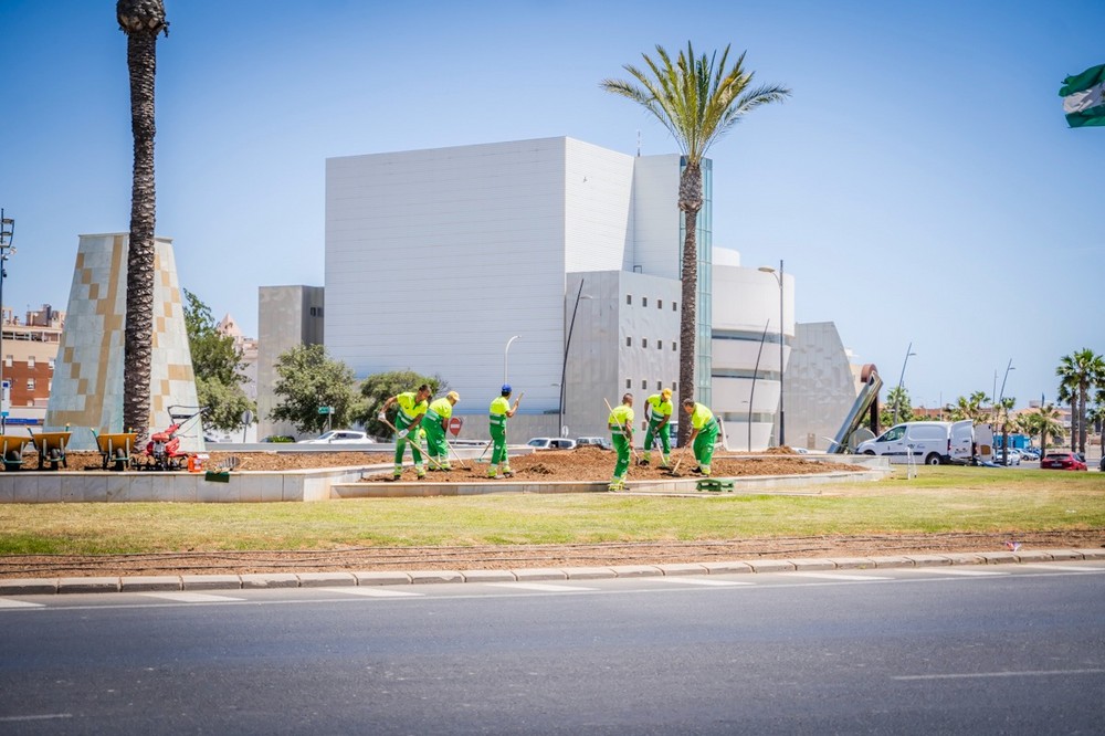 El Ayuntamiento de Roquetas de Mar acomete la mejora paisajística de la rotonda del Gran Plaza