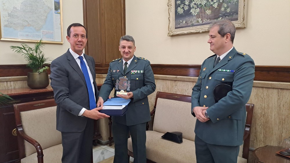 El subdelegado despide al teniente coronel Peñarroya y da la bienvenida al comandante Miras, de la compañía de Guardia Civil en El Ejido
