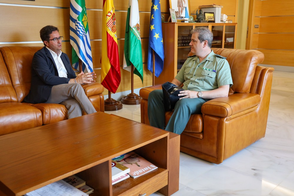 El alcalde da la bienvenida al comandante Jesús Mira que estará al frente de la compañía de la Guardia Civil en El Ejido