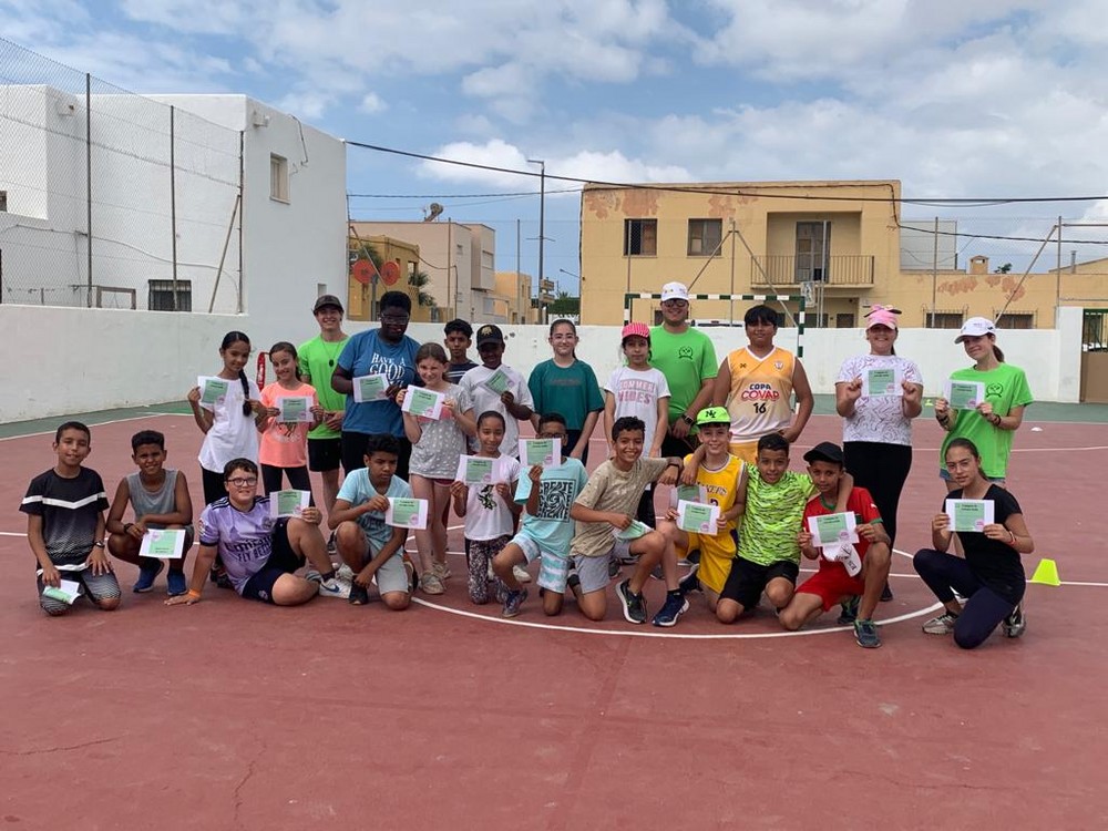 El Club de Tenis “Smash” de La Mojonera lleva el deporte al CEIP San Pedro