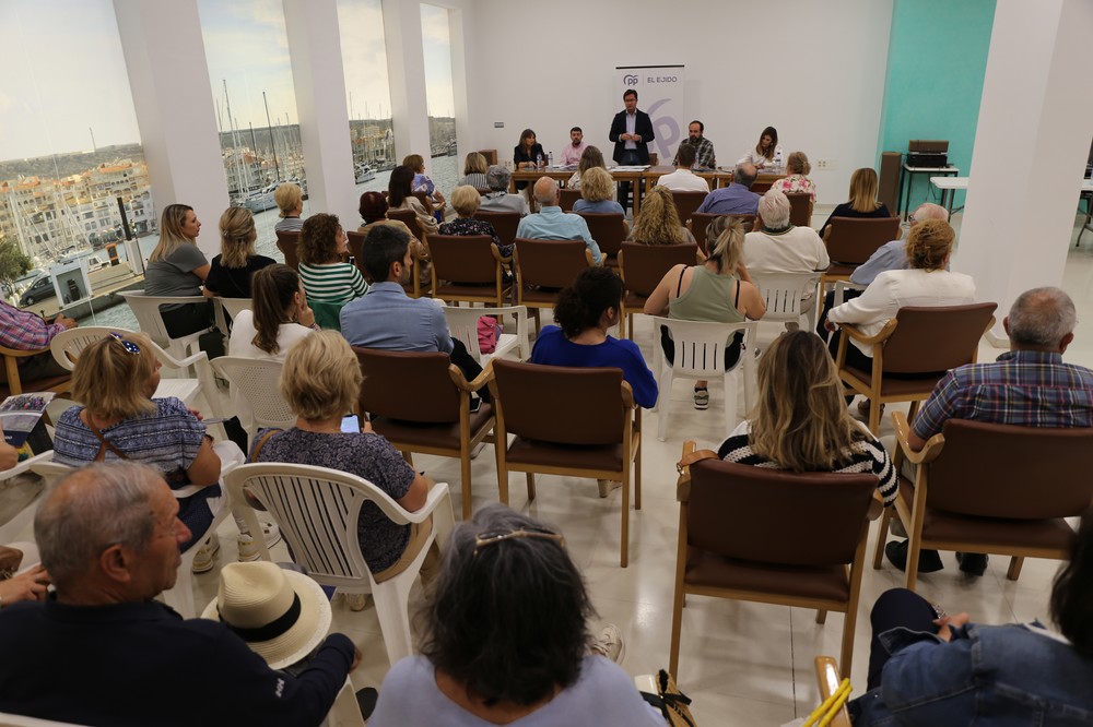 El PP informa a vecinos y asociaciones de los proyectos en marcha en Almerimar