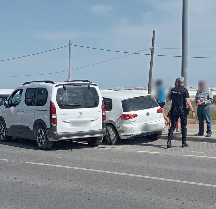 Retenciones en la entrada a La Aldeílla por la Avenida El Treinta por un pequeño accidente