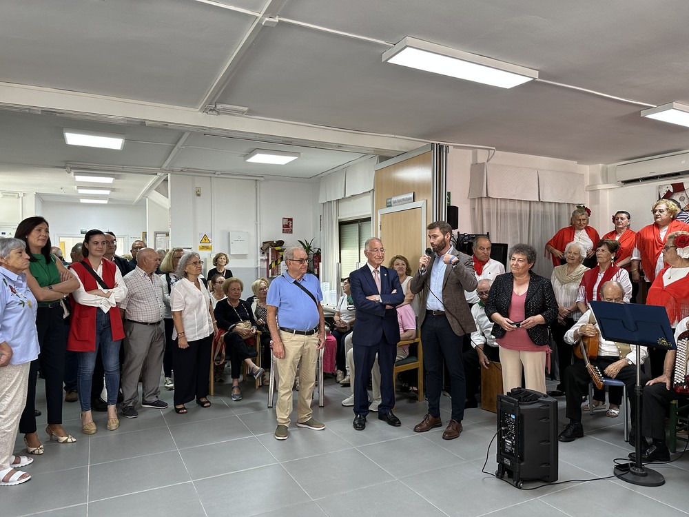 Amat acude a la celebración del XXXIV Aniversario del Centro de Participación Activa de Roquetas de Mar