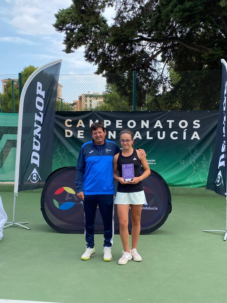 Paula Navarro, del CT El Ejido, subcampeona infantil andaluza de tenis