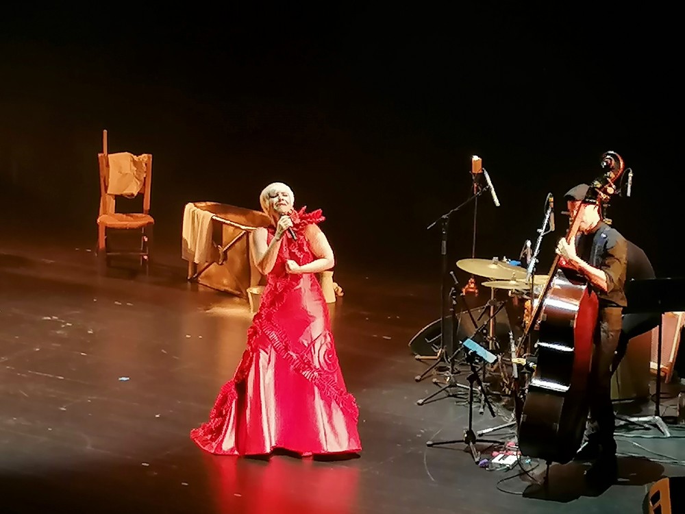 Pasión Vega pone la voz a la palabra de García Lorca en el espectáculo ofrecido en el Auditorio de Roquetas