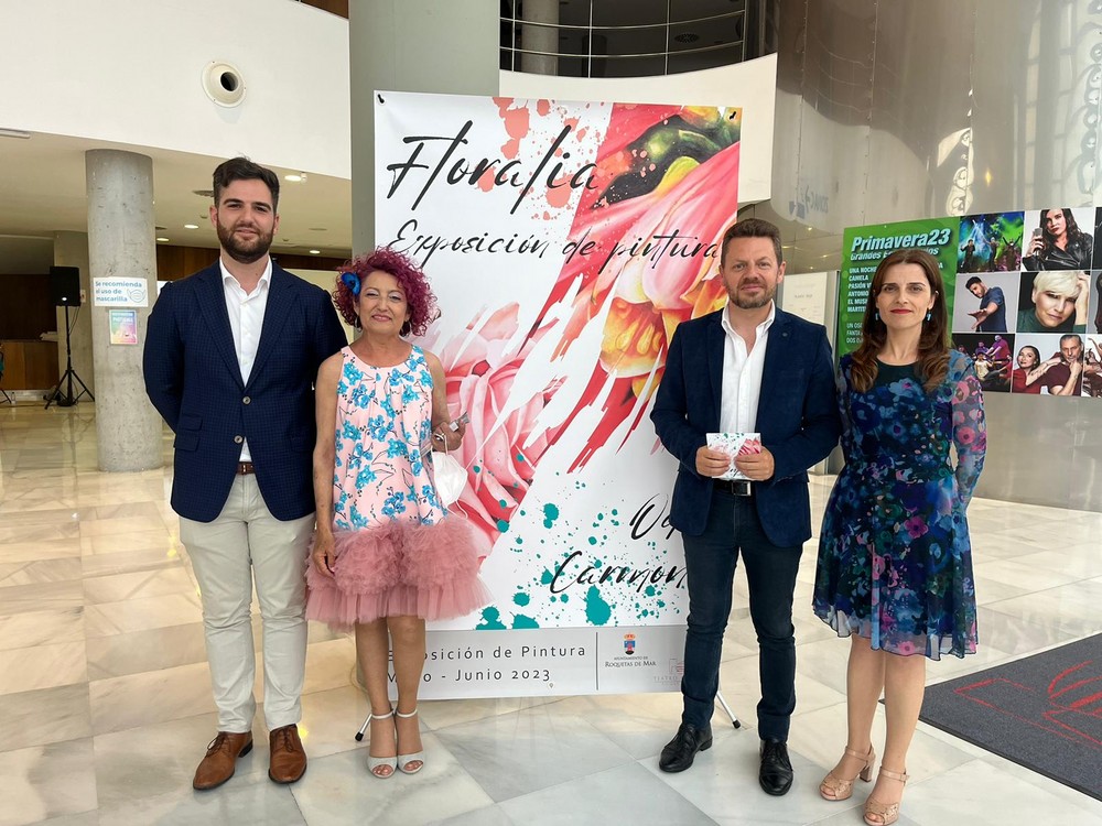 La artista Odu Carmona expone la muestra 'Floralia' en el Teatro Auditorio de Roquetas de Mar