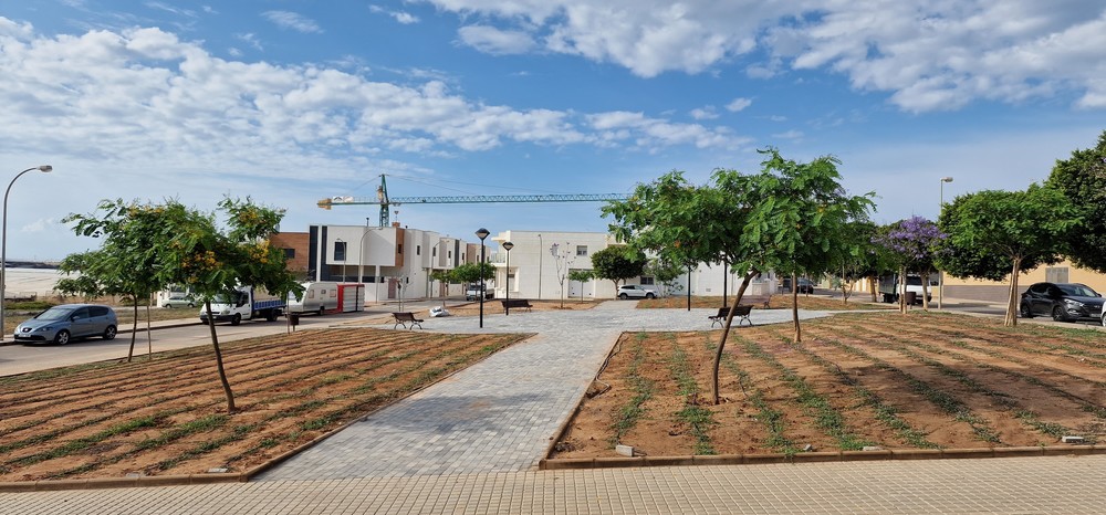 Las obras en el parque de la calle Beltrán de la Cueva en Santo Domingo avanzan con la incorporación de un área de infantil con nuevos juegos