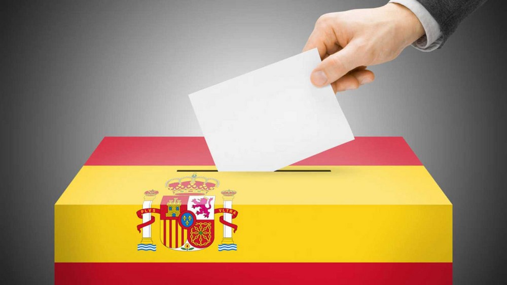 Izquierda Unida - Podemos se queja ante la Junta Electoral de que los apoderados de Vox utilicen la bandera de España