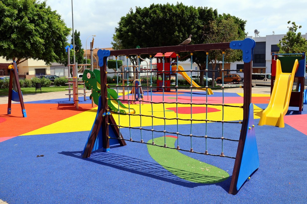 Los vecinos disfrutan de nuevas áreas infantiles en las plazas Cerrón de La Loma y Diego Siloé tras la importante remodelación de estos espacios