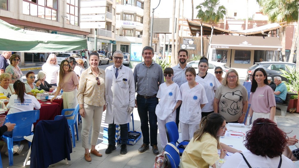 Adra continúa celebrando la Semana de la Salud con una carpa saludable a las puertas del Ayuntamiento
