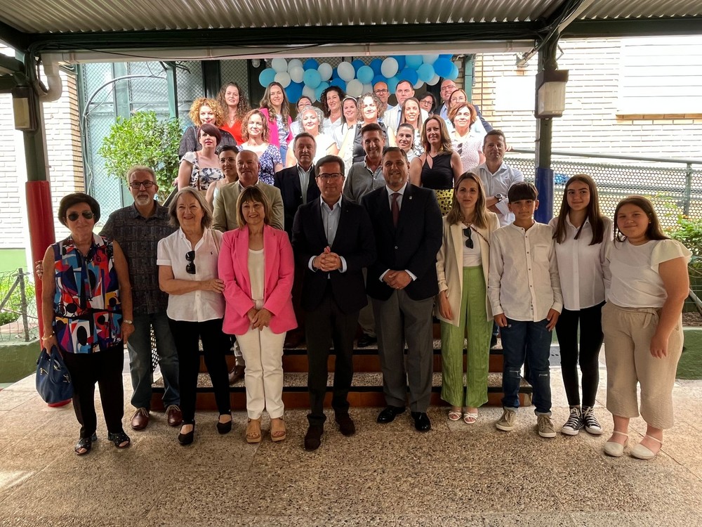 El CEIP Diego Velázquez de El Ejido descubre la placa conmemorativa de su 50 aniversario