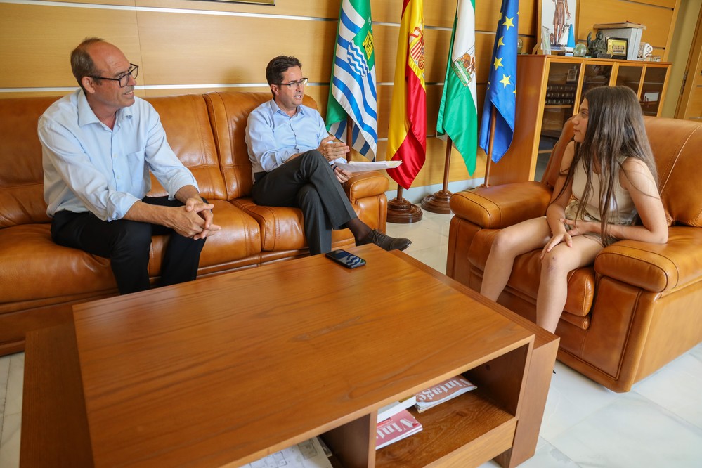 Coral Santiago se convierte en ‘Alcaldesa por un día’ de Santa María del Águila al ganar el Concurso de Redacción organizado por la Junta Local